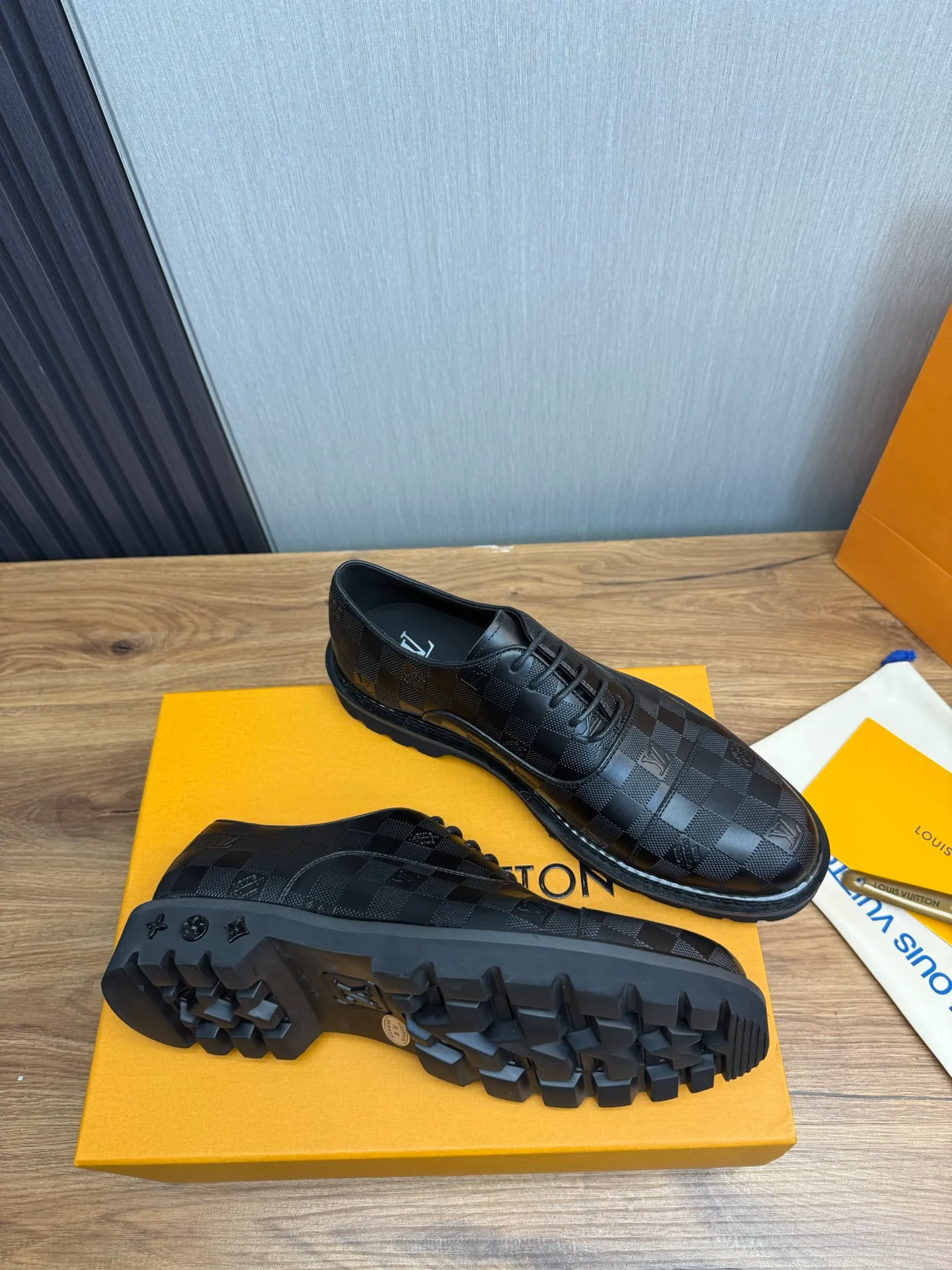 Men's shoes 💰900💰 LV. Men's casual lace-up leather shoes, the latest hot style 🔥 1:1 original purchase quality, top quality goods ⬆️The upper is imported open-edge beaded cowhide, cowhide, and cow suede. The hand-made three-dimensional stitching highlights the round toe design. The inner foot pads are all imported cowhide, with the original wear-resistant foam outsole, matching code 39-44, (38, 45 custom-made, non-refundable)